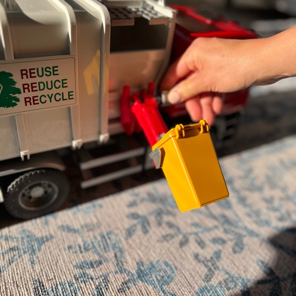Official large Bruder side loading garbage truck -Excellent condition - Picture 8 of 11